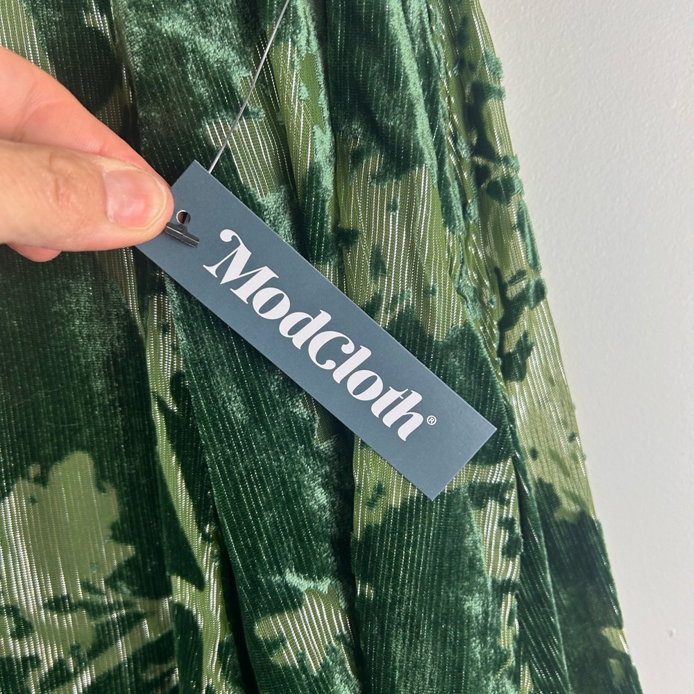 ModCloth "Just This Sway" A-line style.
Green Floral Velvet Skirt 🆕 - Picture 8 of 9
